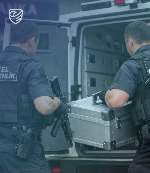 Kıymet nakli alanında görev yapan özel güvenlik personeli ve zırhlı para transfer aracı